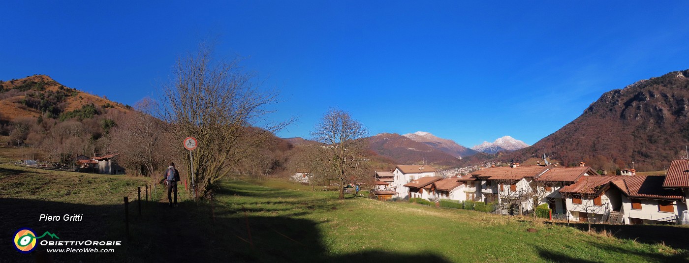 24 Sul sentiero per la Forcella di Corone con bella vista verso Menna -Arera-Alben.jpg